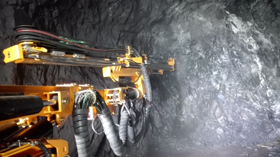 開(kai)山全液壓(ya)鑽機在海(hai)南石碌鐵(tie)礦工作現(xian)場 開山全(quan)液壓鑽機(ji)在海南石(shi)碌鐵礦工(gong)作現場