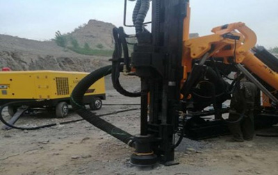 開山(shan)牌KGH6型(xing)露天(tian)潛孔(kong)鑽車(che) 開山(shan)牌KGH6型(xing)露天(tian)潛孔(kong)鑽車(che)