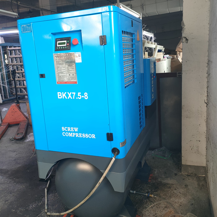 開(kai)山空壓(ya)機BKX7.5帶罐(guan)服役絲(si)綢生産(chan)企業